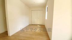 日用品の収納に便利なリビング収納あり。扉付きなので、中の荷物を来客に見られる心配がありません＾＾