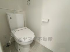 温水洗浄機付トイレです。節水機能もあるので、安心して使えますね。もちろん、1階2階の2ヶ所にトイレがあるので、忙しい朝にもゆとりができますね。
