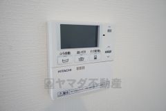 キッチン横からお湯張り、追い炊き、足し湯がボタン一つで楽々操作できる給湯機リモコンです。忙しい夕飯準備の時間帯に重宝しますね。
