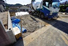 現地（2026年9月30日）撮影。駐車スペースはゆとりある2台分を確保。マイカー用に、お客さま用に、余裕を持ってご利用いただけます。