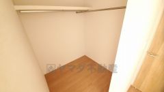 収納力豊富なウォークインクローゼット。洋服や小物などを1箇所にまとめて美しい収納を実現します。スーツケースのような大型の荷物も置けます＾＾