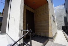 家の顔となる玄関扉がかっこいいと、たくさんの人を招き入れたくなりますね＾＾奥まって設置されており、雨にも濡れにくくなっています。