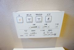 ウォシュレット、暖房便座、節電・節水機能など、使い勝手のよい高機能トイレです。