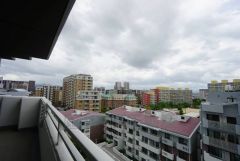 前面に遮るものがなく景色を一望できます。南西向きで、日当たりも良好。お洗濯物が良く乾きます。