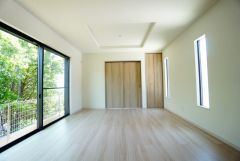 リビングは広々とした設計で、家族が集い、寛ぐ暮らしの空間を演出しています。思い思いの時間を過ごしたり、家族みんなで食事をしたり、素敵な団らんの場になりますね。