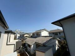 住宅地ですが隣家との高さを変えてバルコニーを設置しているので景色を楽しめるようになっています。また南向きで陽射しも確保しています。