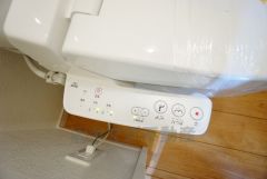 温水、暖房、ウォシュレット付の高機能トイレです。