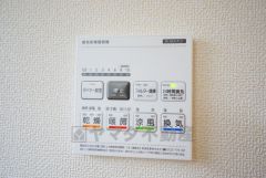 雨の日の洗濯も安心できる浴室暖房乾燥機付き浴室。リモコンで操作もボタン1つで簡単。