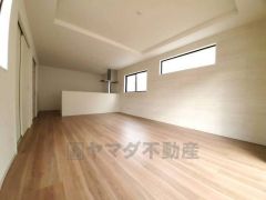 リビングは広々とした設計で、家族が集い、寛ぐ暮らしの空間を演出しています。思い思いの時間を過ごしたり、家族みんなで食事をしたり、素敵な団らんの場になりますね。