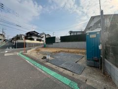 現地（2026年3月9日）撮影。ゆったりとした6ｍ幅の道路をはさんでいることで陽射しを遮られることなくとても明るいです。