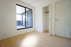 住む人のこだわりを活かす洋室。日当たりがよく、寝室としての利用もおすすめ。広めのクローゼットには荷物をすっきり片付けられ、ゆとりのある暮らしが出来ます＾＾