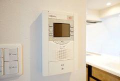 ドアを開けずに来訪者を確認できるモニター付インターフォン。防犯はもちろん、セールスマン対策にもなりますね＾＾