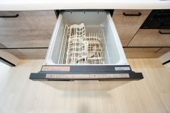 食事の後の手間を解消する食器洗い乾燥機付。冬場の洗い物で手荒れの悩みもなくなります。手洗いよりも節約できて便利。