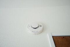 火災報知器が設置されていることで、火災の発生をいち早く感知し、就寝中や留守中でも素早く危険を知らせてくれるため、家族の安全を確保し被害を最小限に抑えられます。