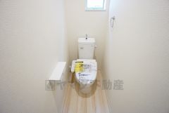 温水洗浄機付トイレです。節水機能もあるので、安心して使えますね。もちろん、1階2階の2ヶ所にトイレがあるので、忙しい朝にもゆとりができますね。