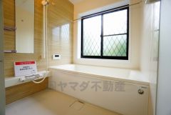 広々1坪タイプの浴槽ユニットでゆったりくつろげるバスルーム。窓、浴室乾燥機付きで換気・雨の日の洗濯もばっちり＾＾