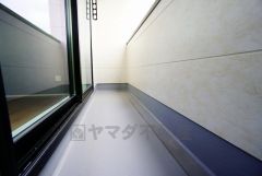 南側に面した大型のバルコニーは日当たり良好です。お洗濯物も気持ちよく干せそうです。日光浴をしたり、星を眺めたりも良いですね^^