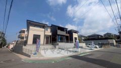 全戸駐車スペースも2台確保、来客時にも便利。大きな車でも駐車しやすいため、車のサイズを気にせず好きな車に乗れます。