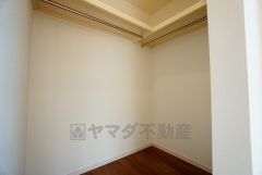 同仕様写真。収納力豊富なウォークインクローゼット。洋服や小物などを1箇所にまとめて美しい収納を実現します。スーツケースのような大型の荷物も置けます＾＾