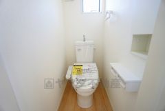 温水洗浄機付トイレです。節水機能もあるので、安心して使えますね。もちろん、1階2階の2ヶ所にトイレがあるので、忙しい朝にもゆとりができますね。