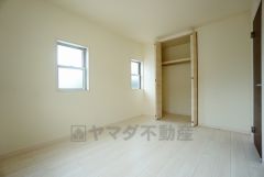 同仕様写真。住む人のこだわりを活かす洋室。日当たりがよく、寝室としての利用もおすすめ。広めのクローゼットには荷物をすっきり片付けられ、ゆとりのある暮らしが出来ます＾＾