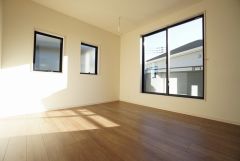 同仕様写真。寛ぎの時間を紡ぎだす主寝室は、大型ベッドを置いても余裕の広さを確保しています。
