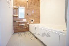 広々1坪タイプの浴槽ユニットでゆったりくつろげるバスルーム。窓、浴室乾燥機付きで換気・雨の日の洗濯もばっちり＾＾