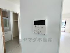 キッチン横からお湯張り、追い炊き、足し湯がボタン一つで楽々操作できる給湯機リモコンです。忙しい夕飯準備の時間帯に重宝しますね。