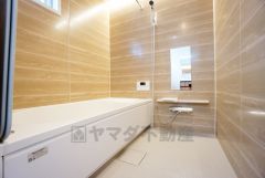 1日の疲れを癒すくつろぎのバスルーム。足を伸ばしてもゆったりと入れるサイズです。お子様と一緒にお風呂に入っても狭くないですね^^