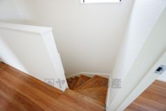 小さなお子様やご高齢の方でも安心できる、手すり付き階段。段差も低めで設定されており、安全性にも優れています。