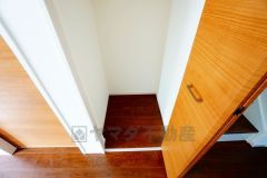 日用品の収納に便利なリビング収納あり。扉付きなので、中の荷物を来客に見られる心配がありません＾＾