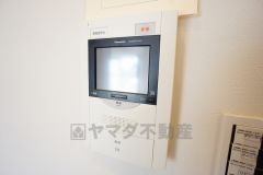 防犯はもちろん、セールスマン対策にもなるモニター付きインターホンです。お子さん1人での留守番時にも活躍しそうです。