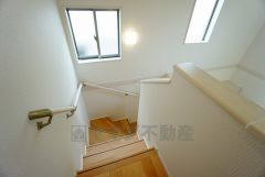 同仕様写真。小さなお子様やご高齢の方でも安心できる、手すり付き階段。段差も低めで設定されており、安全性にも優れています。