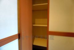 廊下に収納スペースを確保。日用品や趣味の道具入れとして便利です。扉付きなので見た目もスッキリ＾＾