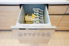家事の時間が短縮できる食器洗浄乾燥機付。後片付けもラクラクです。 食器を洗う手間が減るので家族とのコミュニケーションの時間や自分の時間が増えますね。