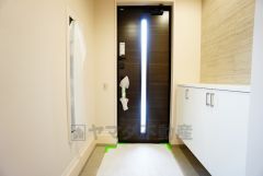 ご家族の靴をスッキリと片付けられるシューズボックス付きの玄関です＾＾スッキリと片付いた玄関は気持ちがいいです。身だしなみの確認が出来る全身鏡付き＾＾