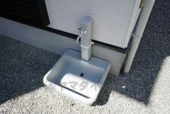 あると便利な外水栓。庭や駐車場まわりの掃除、洗車、アウトドア用品の洗浄が家の中を汚さずに行え、日常の手間を大幅に減らせる便利な設備です。