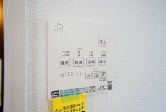 雨の日の洗濯も安心できる浴室暖房乾燥機付き浴室。リモコンで操作もボタン1つで簡単。