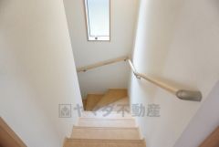 同仕様写真。小さなお子様やご高齢の方でも安心できる、手すり付き階段。段差も低めで設定されており、安全性にも優れています。