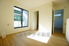 2階に設けられたファミリースペースは、家族の気配を感じながら自由に使える多目的空間。大きな窓からやわらかな陽光が差し込み、読書やワークスペース、お子様の遊び場としても快適に活用できます。