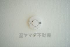同仕様写真。火災による煙や熱を感知して、警報音やブザー等で火災の発生を知らせてくれる火災警報器。