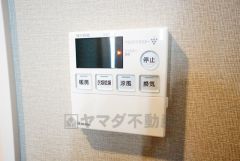 浴室暖房乾燥機付き。天候に左右されず、いつでも好きなときに洗濯物を干せるので、仕事や家事で忙しい方に重宝します。