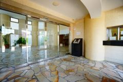 エントランス内に管理人室があると、不審者の侵入防止につながります。さらにオートロック付きで、防犯性アップ。