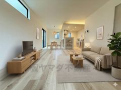 リビングは広々とした設計で、家族が集い、寛ぐ暮らしの空間を演出しています。思い思いの時間を過ごしたり、家族みんなで食事をしたり、素敵な団らんの場になりますね。家具はCGによるイメージ画像です。