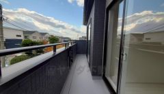 陽当たりの良いバルコニーです。お洗濯やお布団干しはもちろん、日光浴スペースにも。足元は防水工事施工済です。