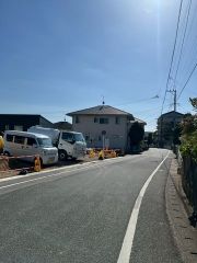 前面道路は広く、車同士がすれ違うスペースが十分にあります。落ち着いた住宅地内で快適な生活を実現してみませんか＾＾