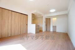 リビングは広々とした設計で、家族が集い、寛ぐ暮らしの空間を演出しています。思い思いの時間を過ごしたり、家族みんなで食事をしたり、素敵な団らんの場になりますね。