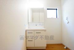 鏡の後ろはたっぷりの収納スペースを確保。歯みがきセットや化粧品などいつでもスッキと片付けることができます。