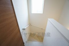 同仕様写真。手摺付き階段部分です。勾配も緩やかに設計されており、安全性も重視。