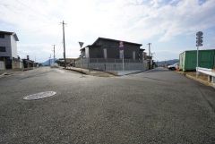 住人以外の車の進入も少なく、小さなお子様を持つご家庭にも安心です。角地につき日当たり、風通し良好です。